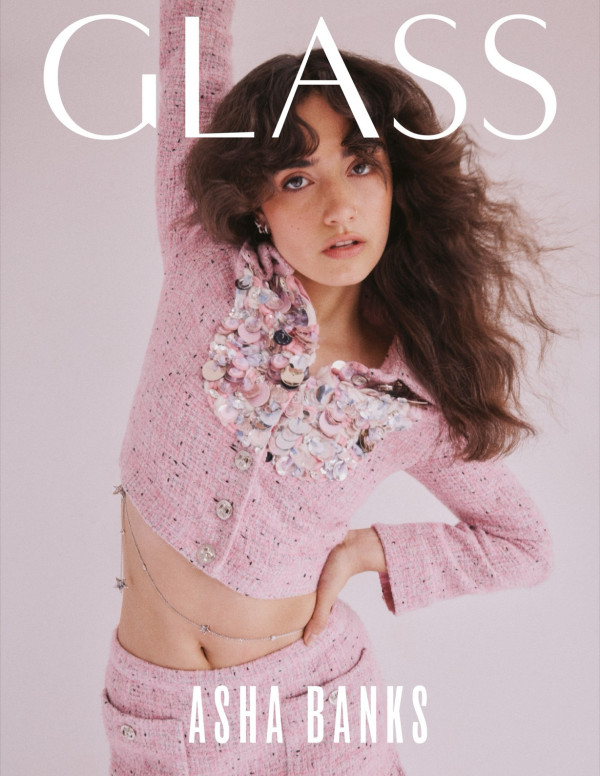 Asha Banks enflamme Glass Magazine dans une pose de muse interdite