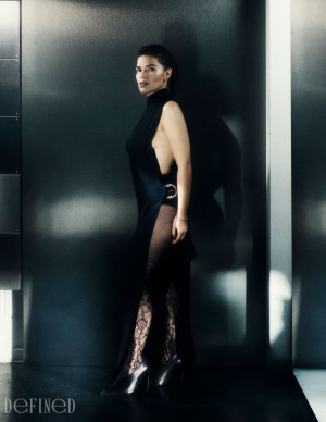 America Ferrera pour DeFINeD Magazine, tentatrice en noir et lumière interdite