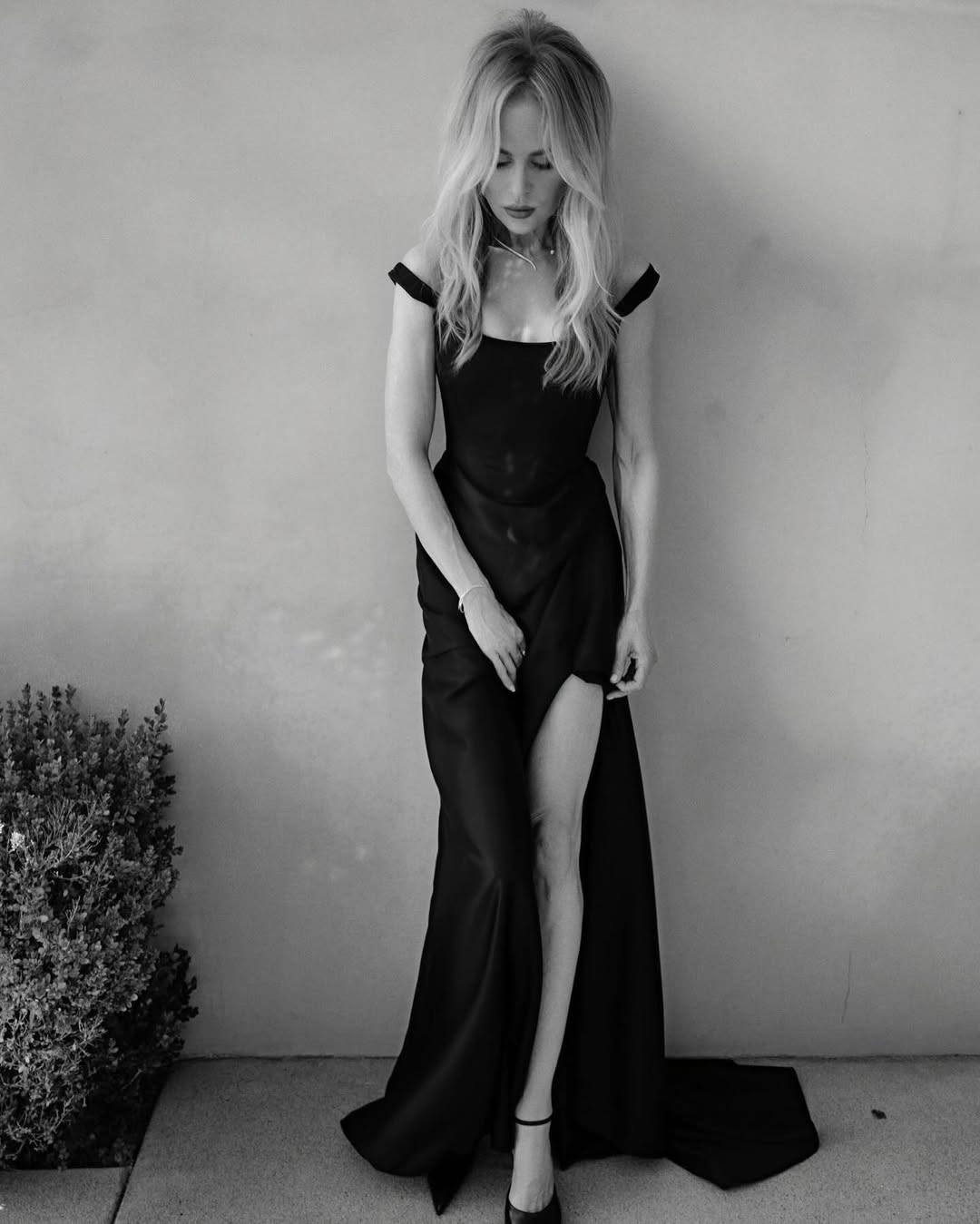 Nicole Kidman pour Clé de Peau Beauté, muse glaciale et fente incendiaire en clair-obscur