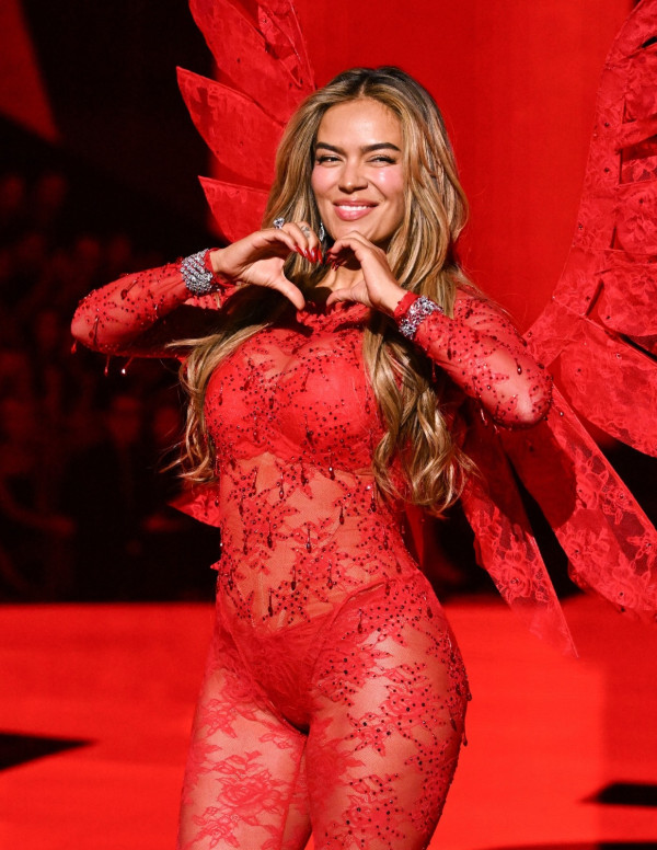 Karol G incendie le défilé Victoria’s Secret dans une tenue rouge démoniaque