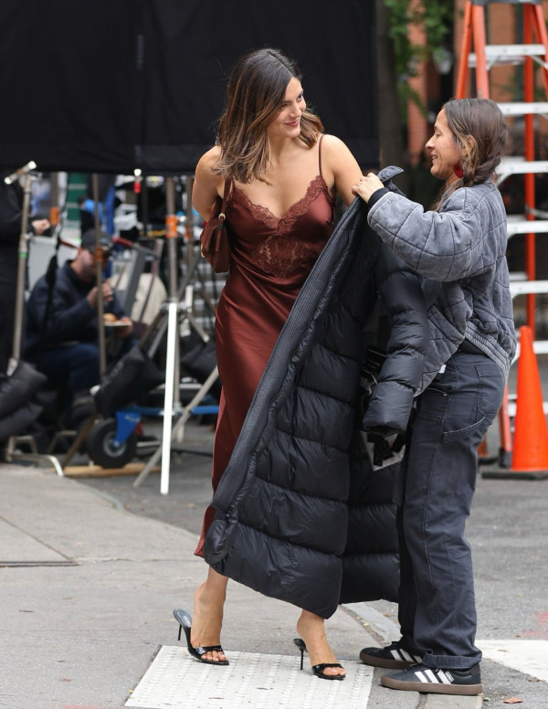 Monica Barbaro ensorcelle le tournage de One Night Only dans les rues de New York