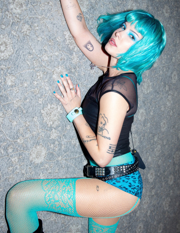 Halsey électrise le Sarah Pardini Photoshoot en sirène cyber-érotique