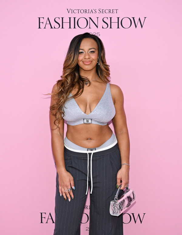 Nia Sioux embrase New York au défilé Victoria’s Secret 2025