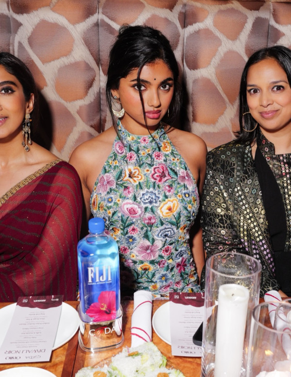 Avantika ensorcelle New York à la soirée Diwali Noir de la mode mondiale