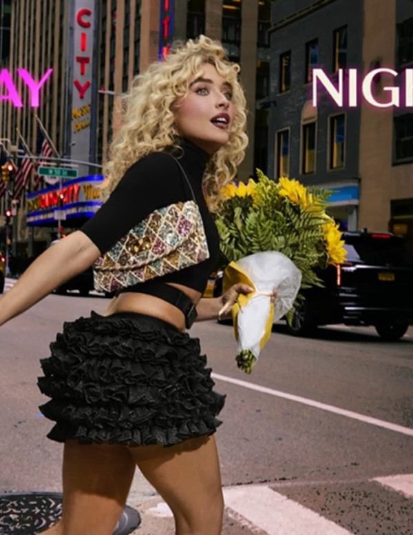 Sabrina Carpenter incendiaire et mutine à Saturday Night Live