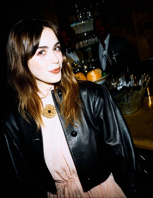 Kiernan Shipka mutine et rose bonbon au dîner W Magazine x Chloé à Beverly Hills