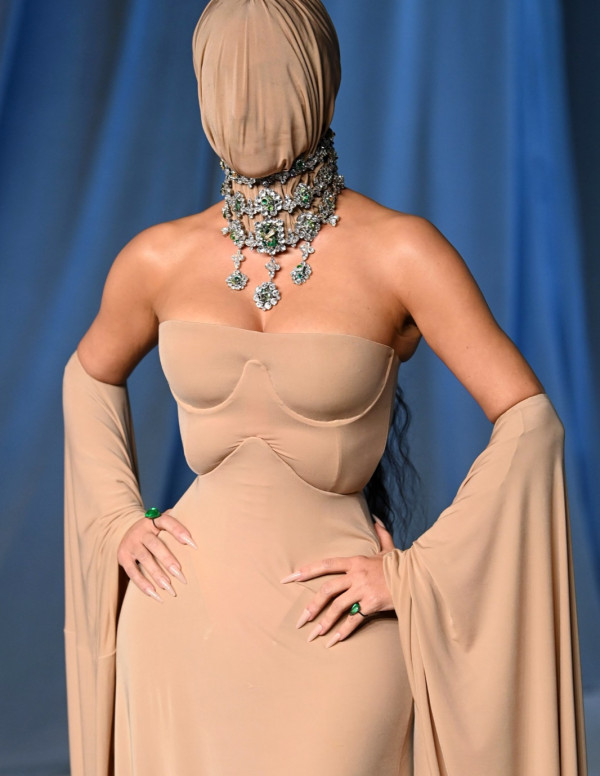 Kim Kardashian, fantôme doré au gala de l’Academy Museum