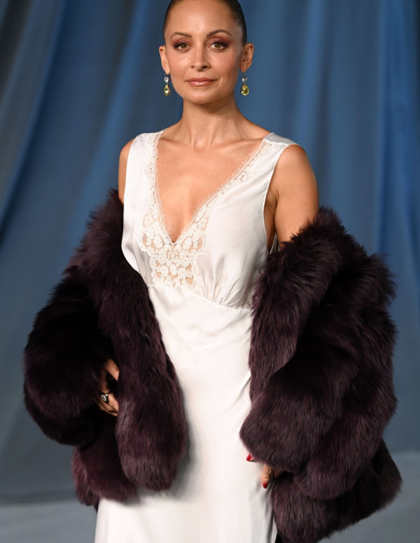 Nicole Richie en déesse satinée au gala de l’Academy Museum à Los Angeles