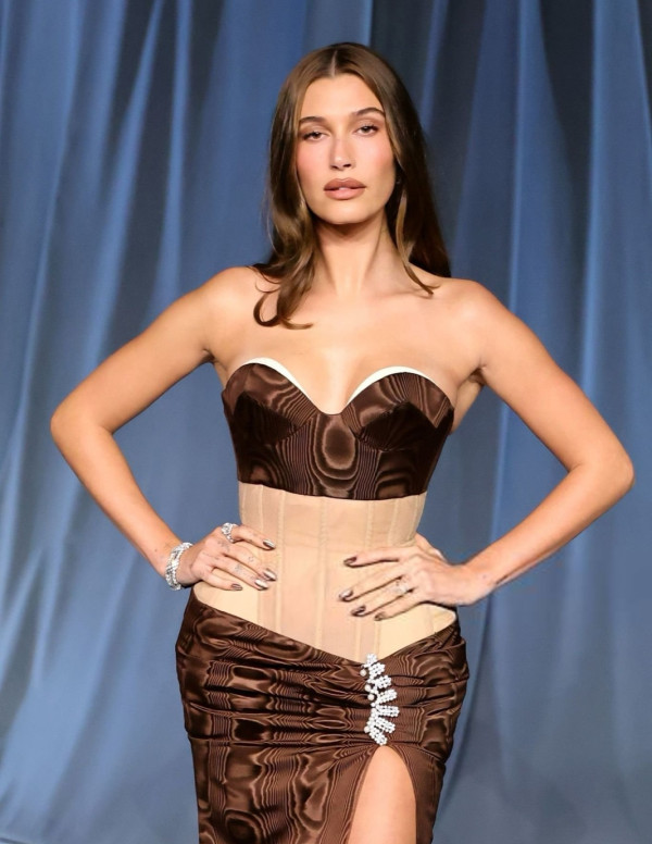Hailey Bieber incendie le gala de l’Academy Museum à Los Angeles