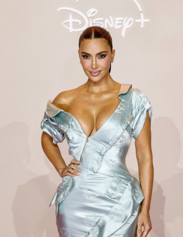 Kim Kardashian en sirène de satin au tapis rose de l’avant-première d’All’s Fair à Paris