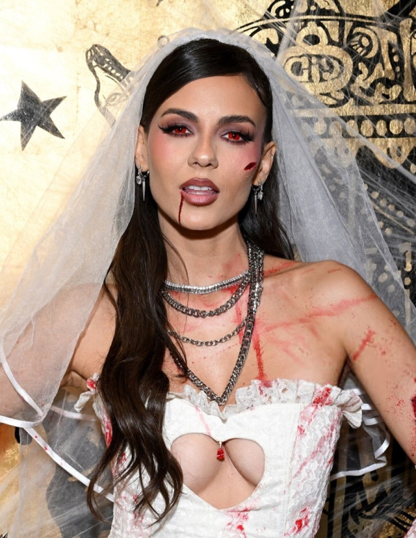 Victoria Justice ensorcelle Los Angeles en mariée sanglante à la Love Zombie Party