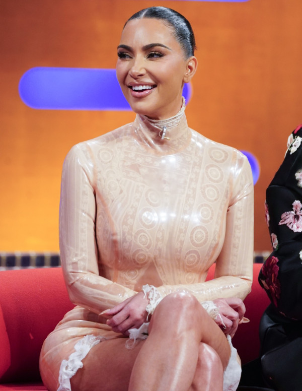 Kim Kardashian affole le Graham Norton Show en latex confessionnel