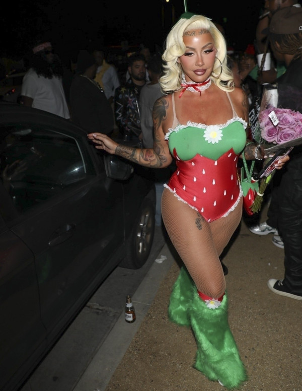 Amber Rose croque la fête Amberween à Los Angeles