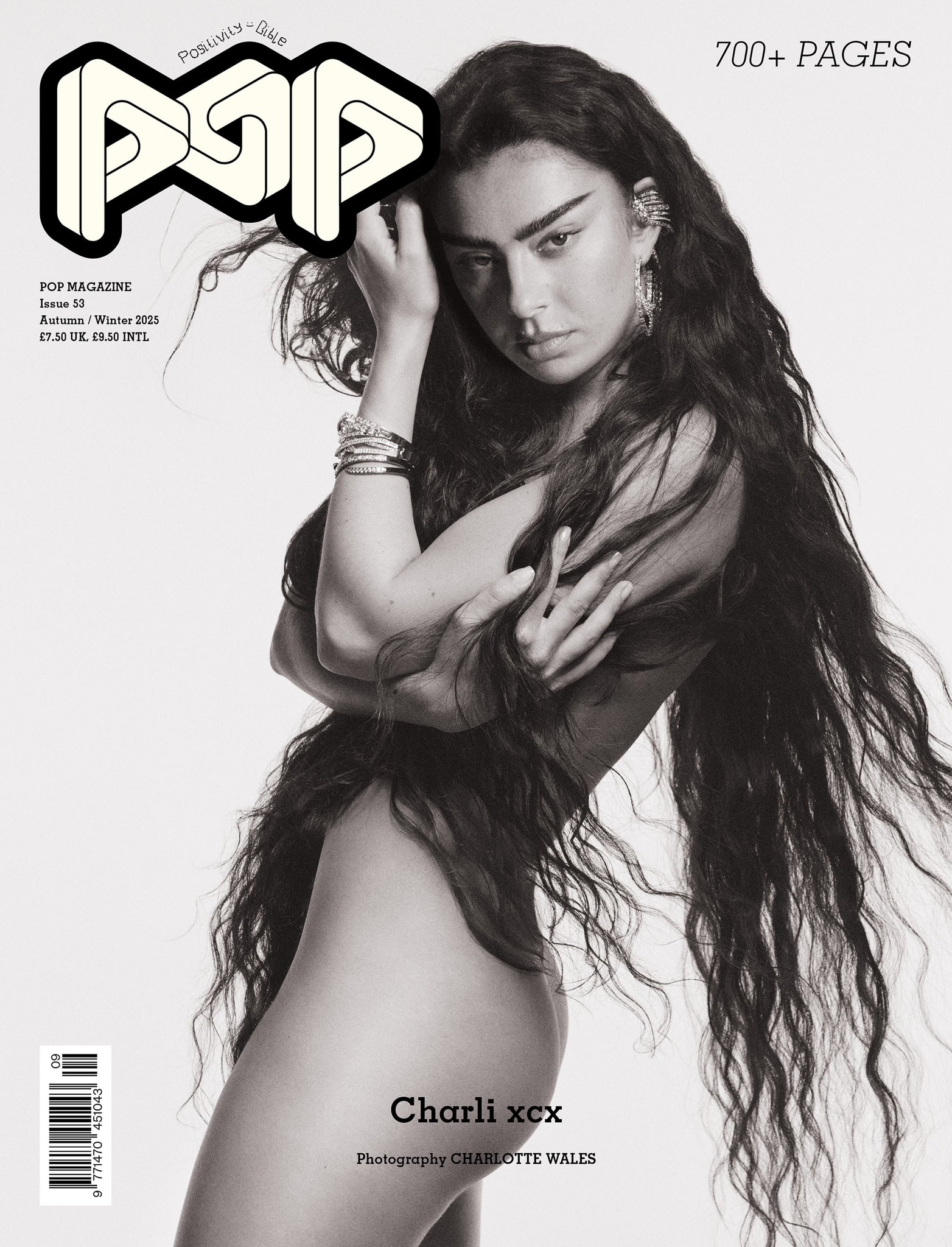 Charli XCX en reine incendiaire pour POP Magazine automne-hiver 2025