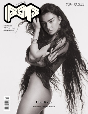 Charli XCX en reine incendiaire pour POP Magazine automne-hiver 2025