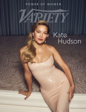 Kate Hudson ensorcelle Variety Power of Women dans une robe couleur péché