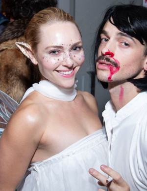 AnnaSophia Robb ensorcelle la fête d’Halloween « The Cursed Amulet » en fée délurée