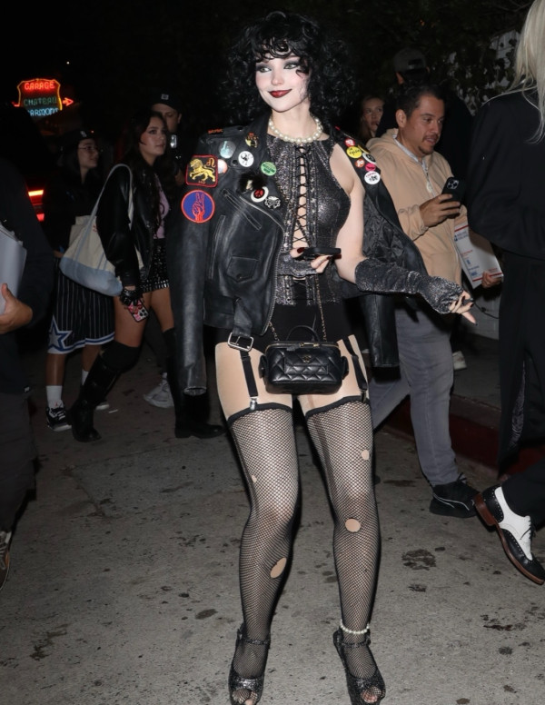 Dove Cameron ensorcelle la soirée Halloween de Vas J Morgan à Los Angeles