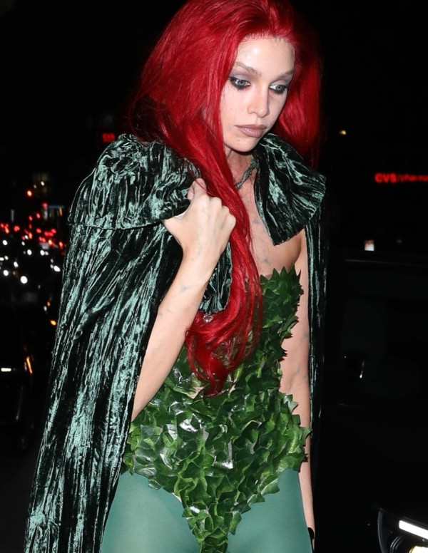 Stella Maxwell à la soirée Halloween de Michael Braun, poison vert en chair et latex