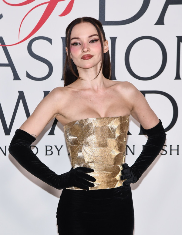 Dove Cameron se mue en déesse de velours aux CFDA Awards à New York