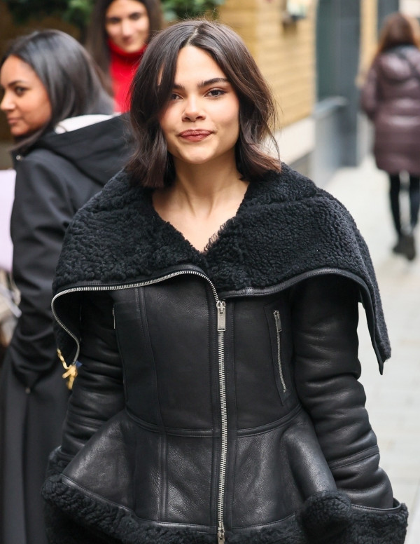 Ariana Greenblatt sort de son hôtel londonien comme une espionne du désir