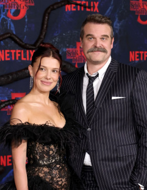 Millie Bobby Brown ensorcelle Los Angeles à la première de Stranger Things saison 5