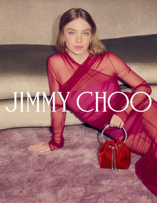 Sydney Sweeney embrase la campagne hiver 2025 de Jimmy Choo
