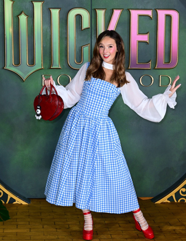 Bella Prichard rejoue Le Magicien d’Oz à la première de Wicked For Good à Londres