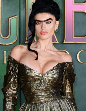 Sophia Hadjipanteli en apparition torride à la première de Wicked For Good