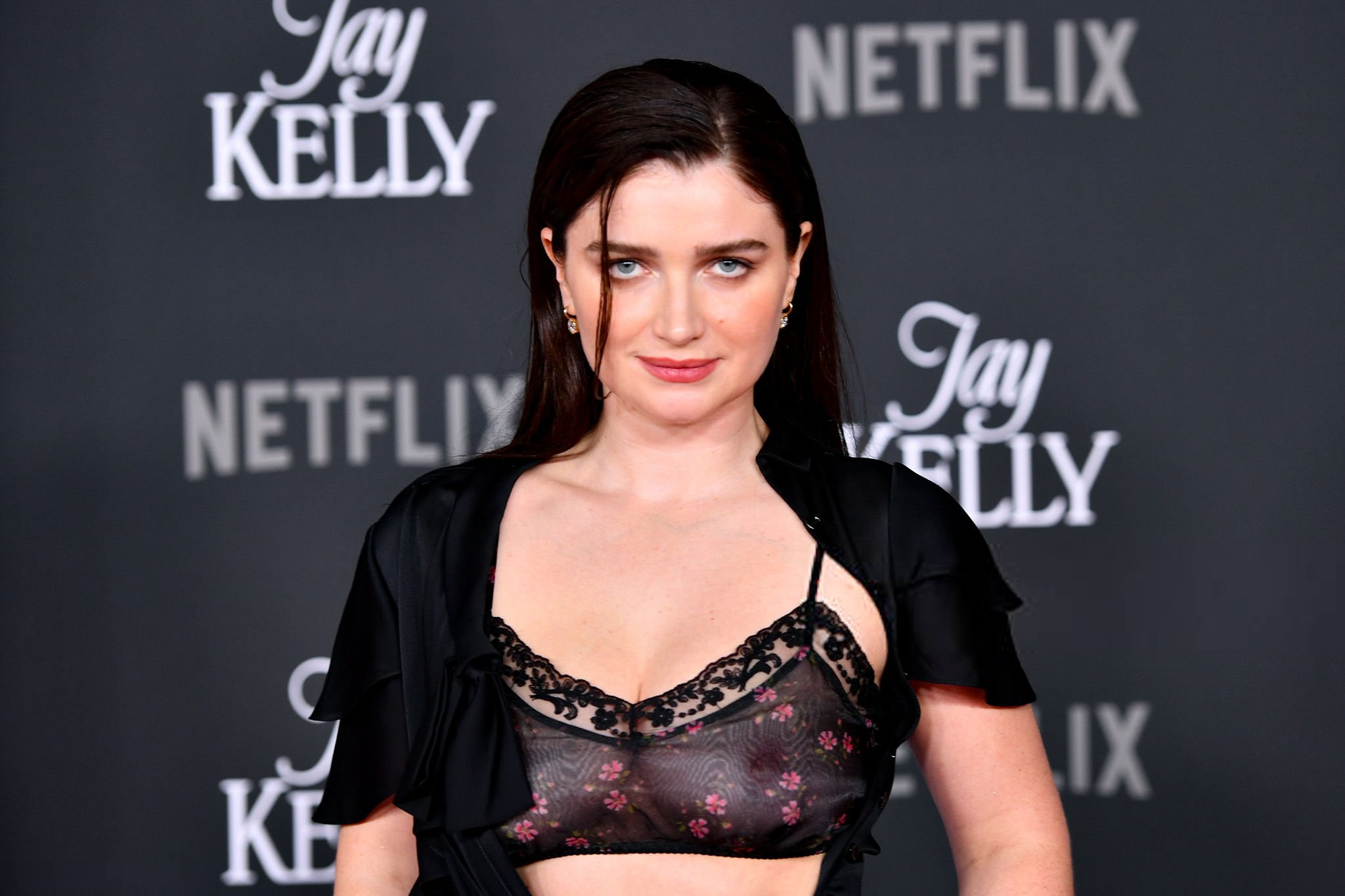 Eve Hewson transparence à la première de Jay Kelly