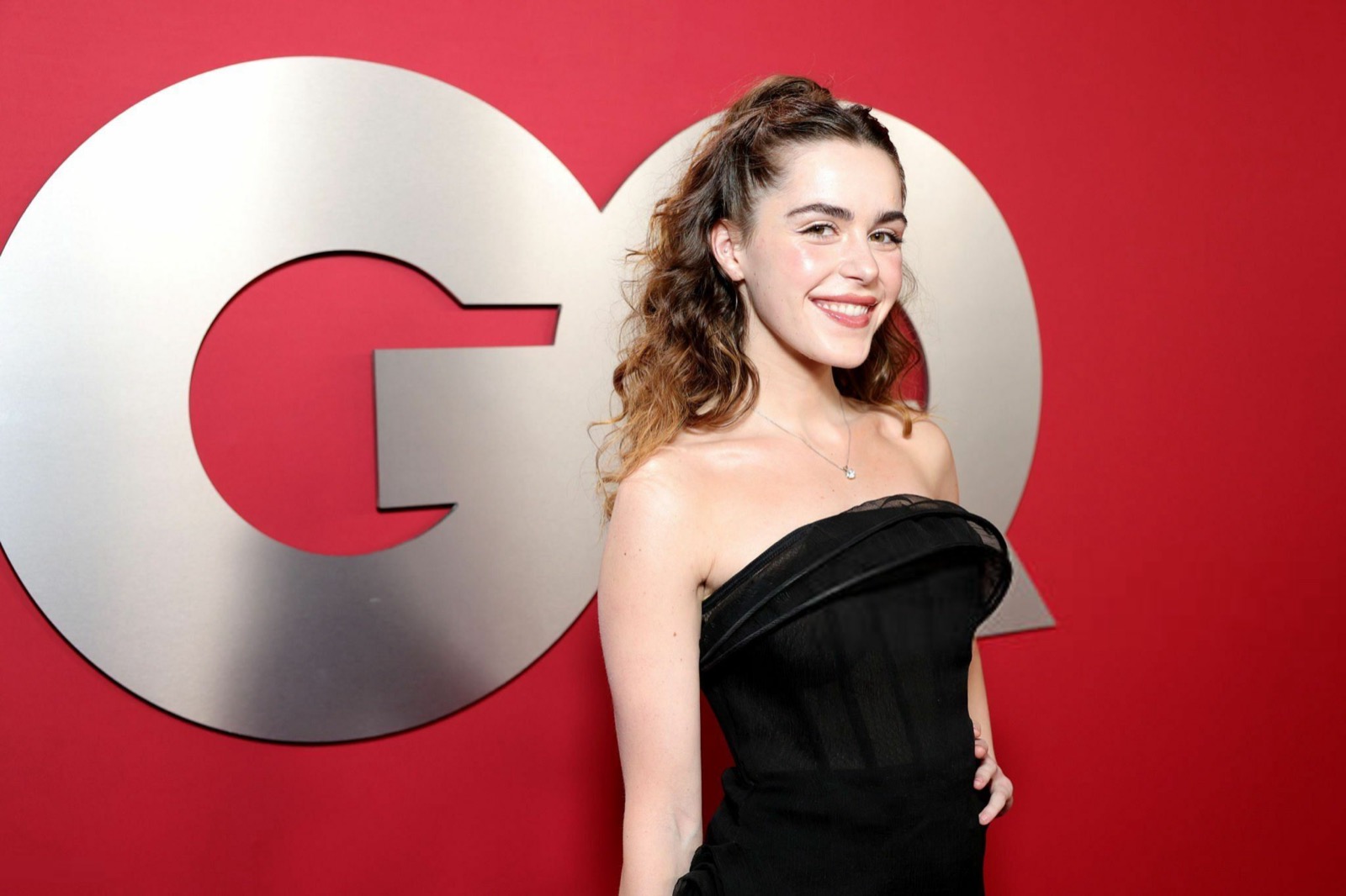 Kiernan Shipka en robe noire translucide au photocall GQ à Los Angeles
