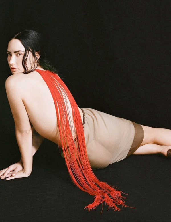 Demi Lovato – photoshoot Jane Dylan Cody au studio minimaliste