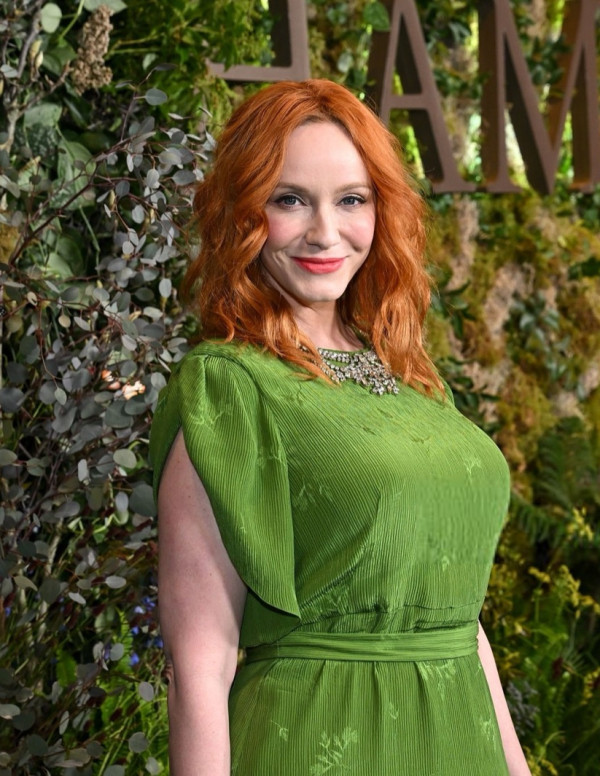 Christina Hendricks à la première de Hamnet en tapis vert enchanté