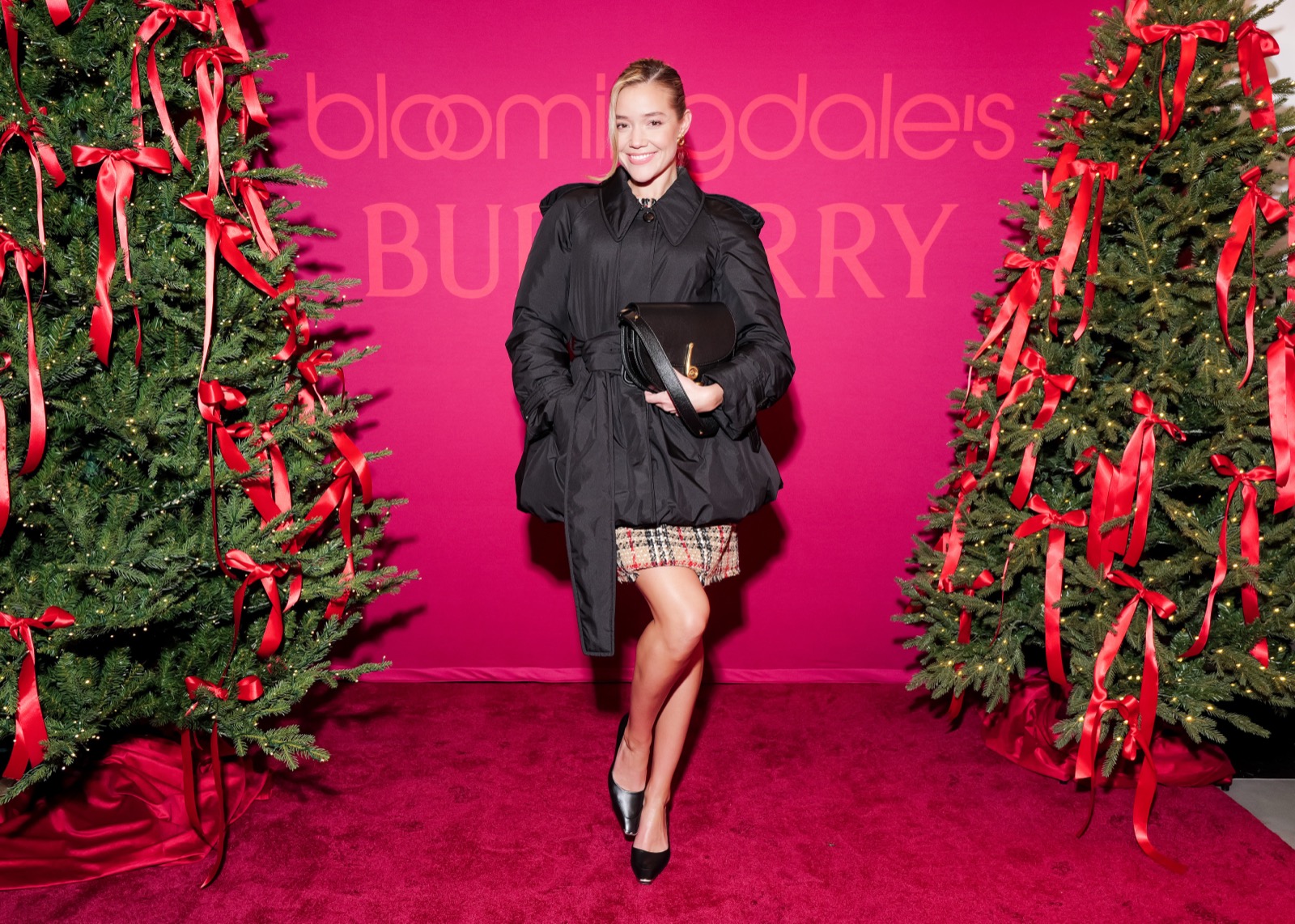 Olivia Ponton dévoile les vitrines Bloomingdale’s façon lutin VIP déchaîné