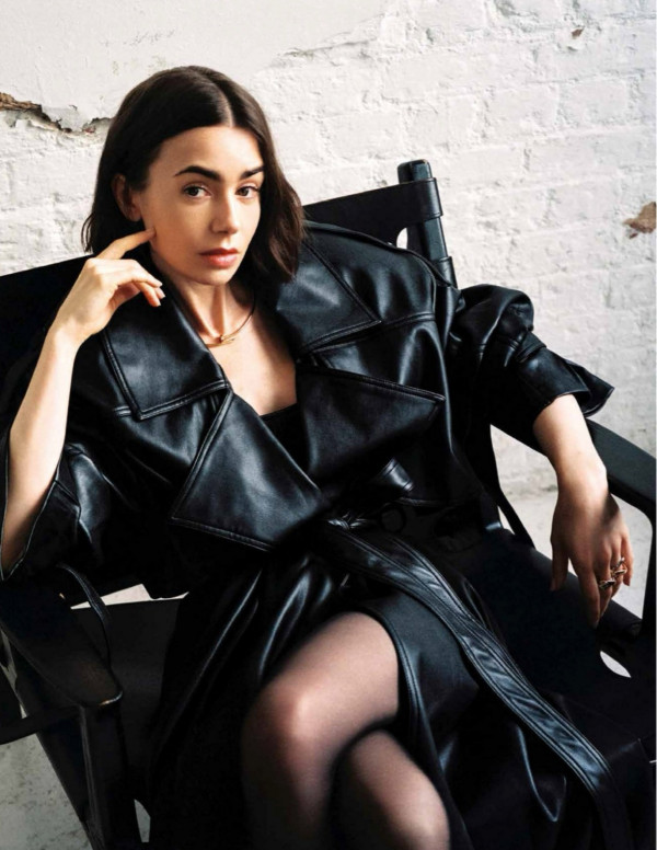 Lily Collins pose pour Elle comme si elle attendait qu’on lui rende sa chaise