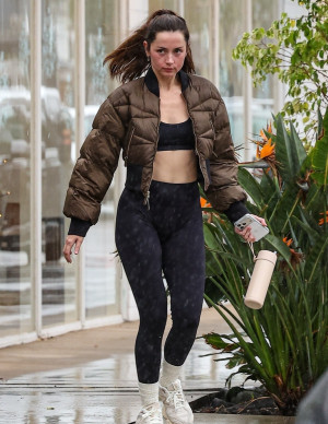 Ana de Armas à Santa Monica sous une pluie qui a démissionné