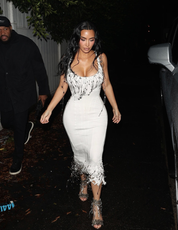 Kim Kardashian quittant la fête de Petra Collins en soirée pluie-glam improvisée