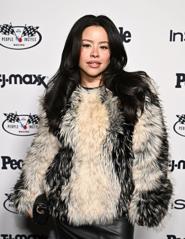 Cierra Ramirez au People And InStyle Drive-By F1 Party en mode photocall félin