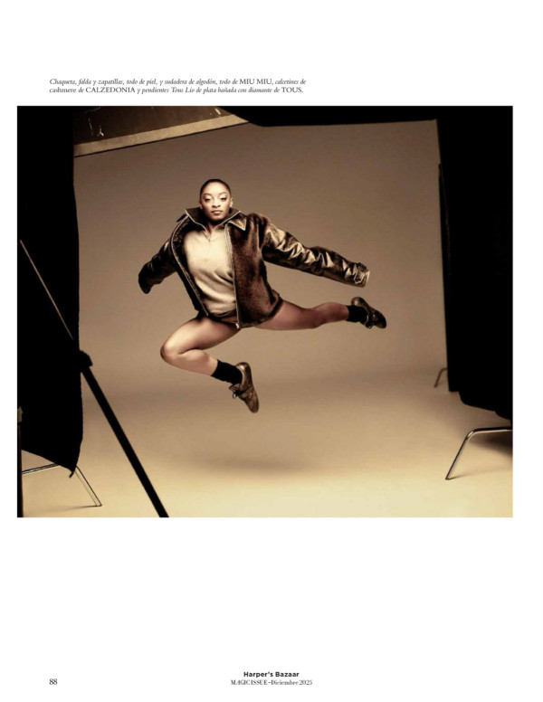 Simone Biles – Harper’s Bazaar en shooting sculptural et électrique