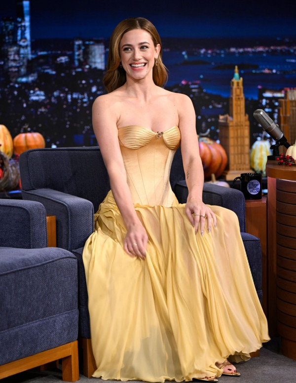 Lili Reinhart au Tonight Show en robe dorée qui défie les projecteurs