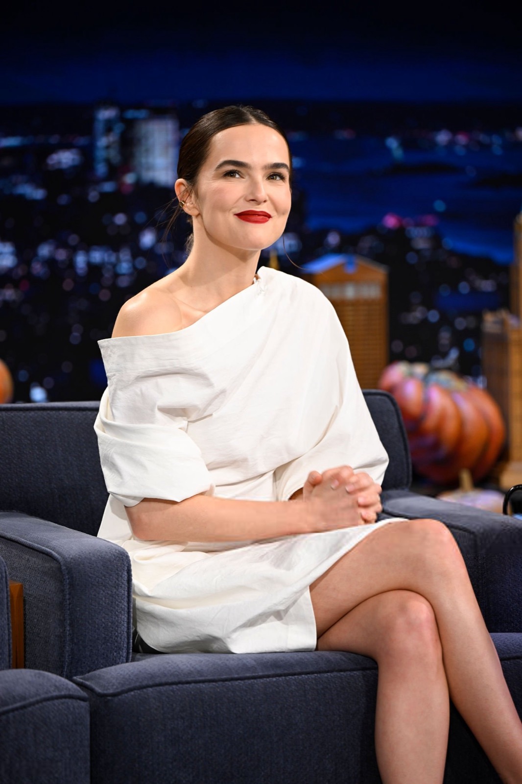 Zoey Deutch au Tonight Show à New York en mode talk-show couture