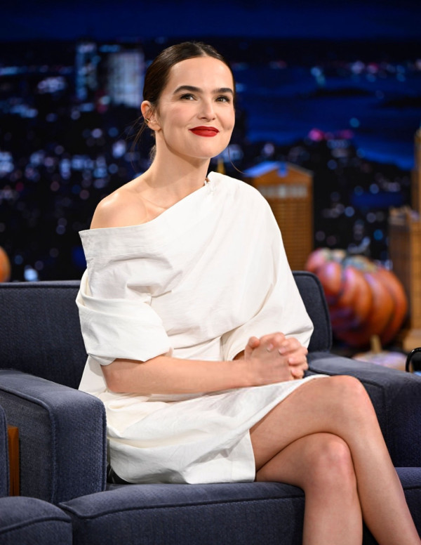 Zoey Deutch au Tonight Show à New York en mode talk-show couture