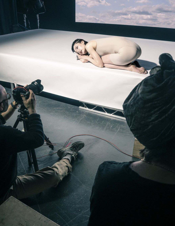 Du Juan illumine le Pirelli Calendar 2026 dans un shooting onirique