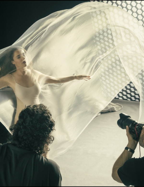 Luisa Ranieri illumine le Pirelli Calendar 2026 dans un shooting vaporeux