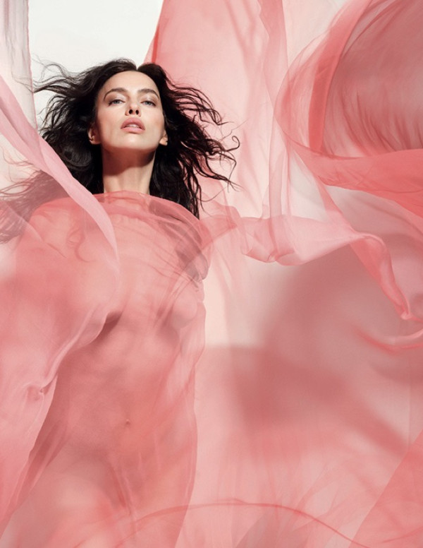 Irina Shayk embrase le Pirelli Calendar 2026 dans un shooting voilé incendiaire