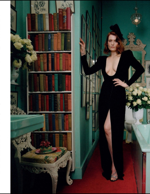 Florence Welch embrase son shooting pour L’Officiel Paris dans un décor baroque