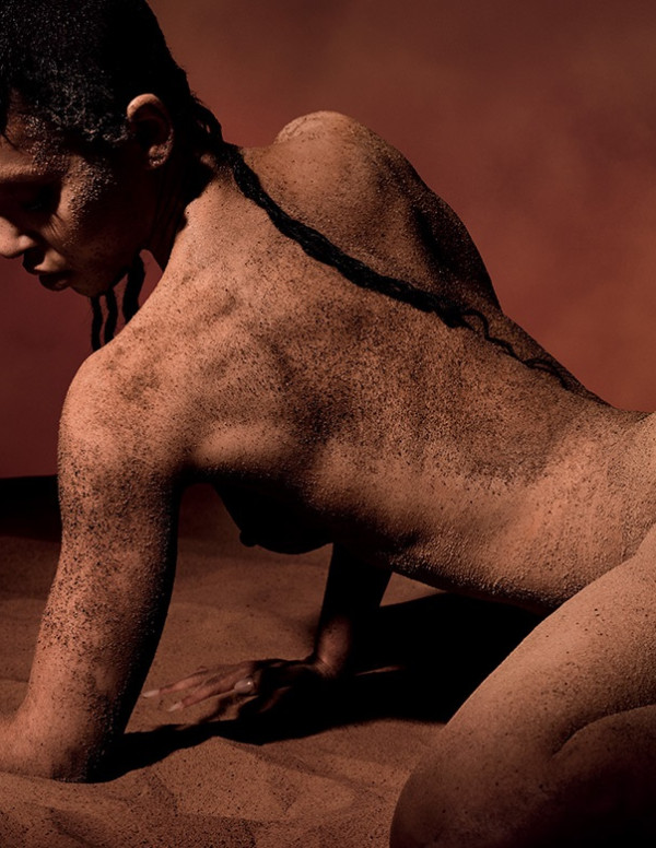 FKA twigs envoûte le calendrier Pirelli 2026 dans un shooting désertique