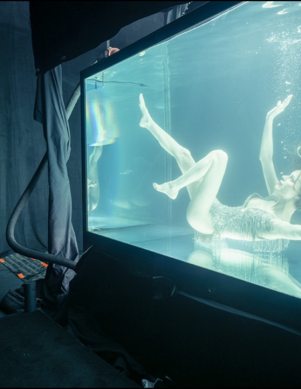 Eva Herzigova électrise le shooting du Pirelli Calendar 2026 sous l’eau