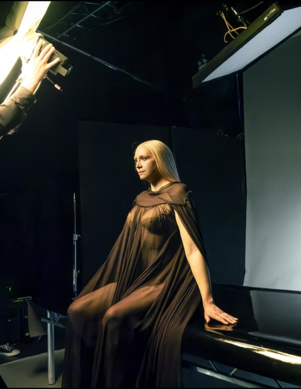 Gwendoline Christie pour le Pirelli 2026 en shooting mystique en studio