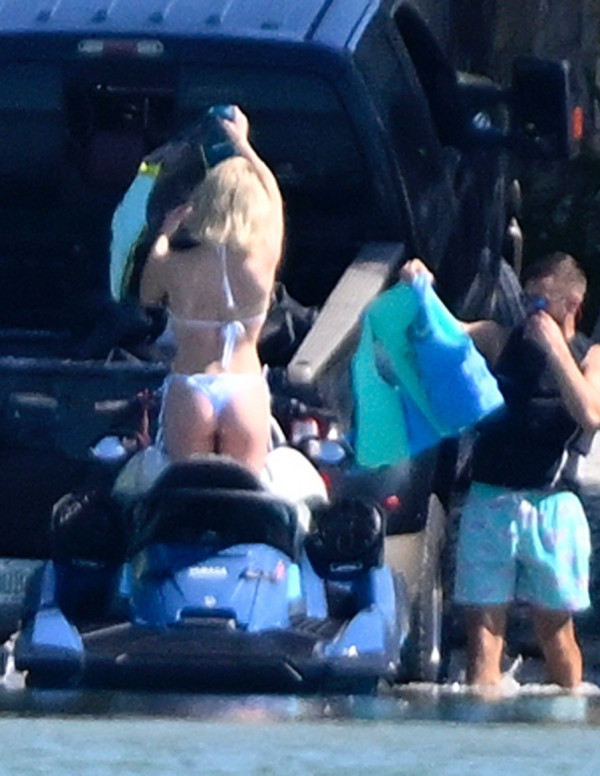 Sydney Sweeney en bikini blanc en virée jetski chez elle en Floride